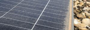 Saharazand op zonnepanelen