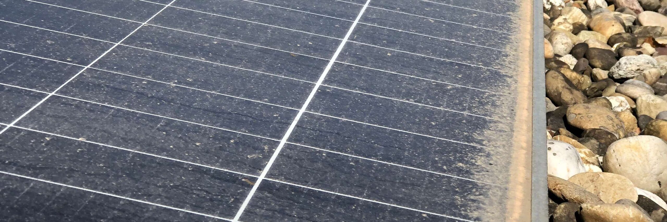 Saharazand op zonnepanelen